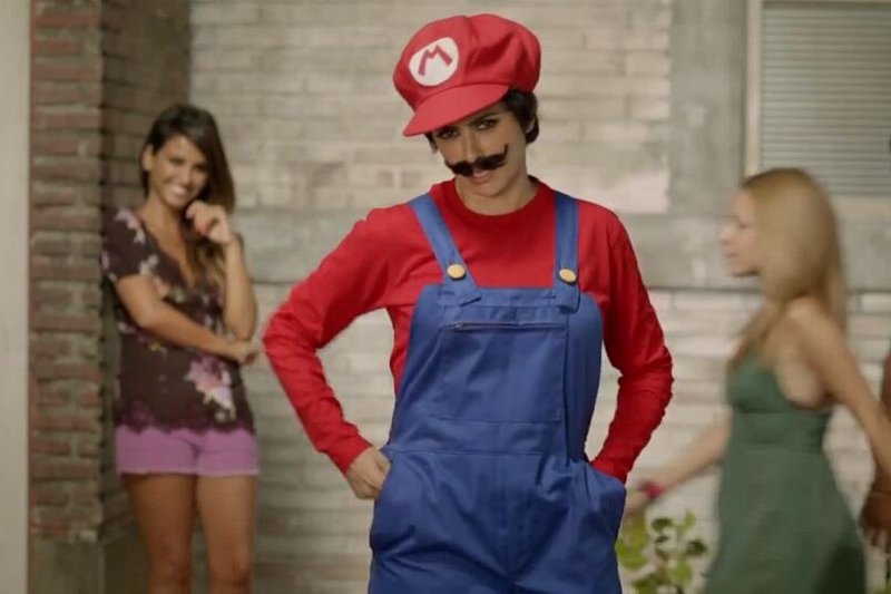 Penelope Cruz „Nintendo“ reklamoje virto kompiuterinių žaidimų ikona Super Mario