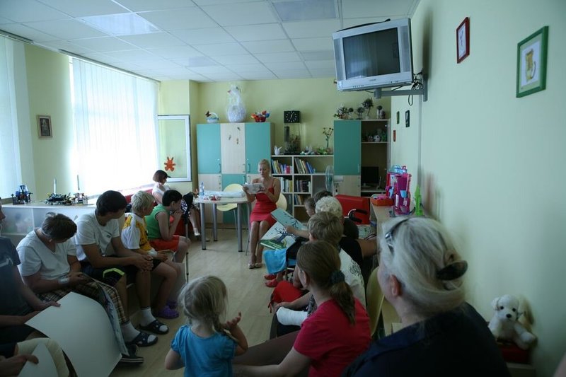 Vaida Genytė skaito vaikams Santariškiu  ligoninėje