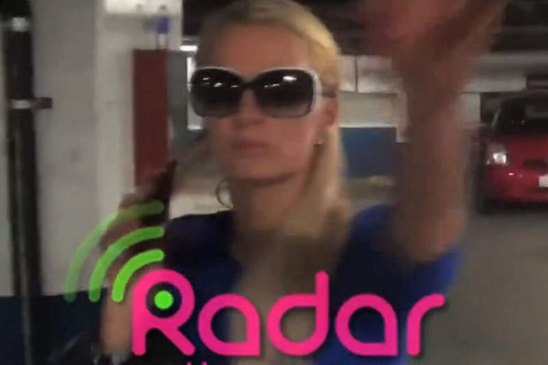 Paris Hilton atakavo fotografą