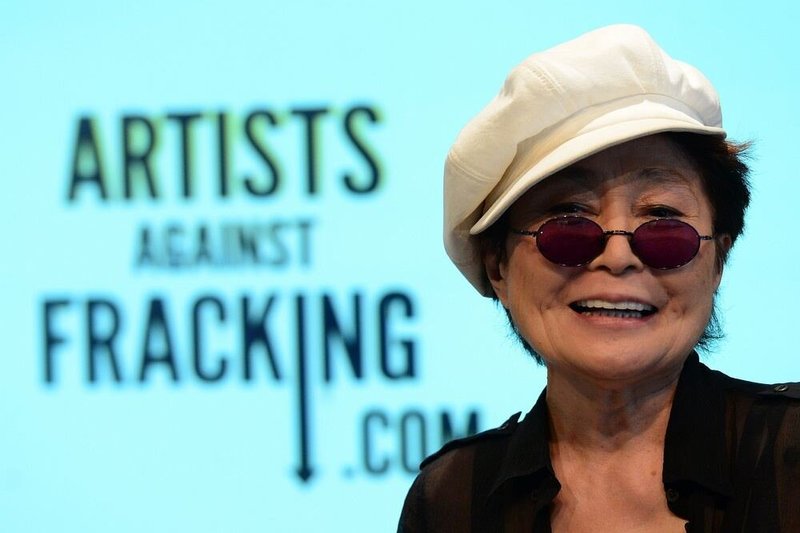 Yoko Ono ir Seano Lennono ginklas prieš skalūnų dujų paiešką – ironiška daina