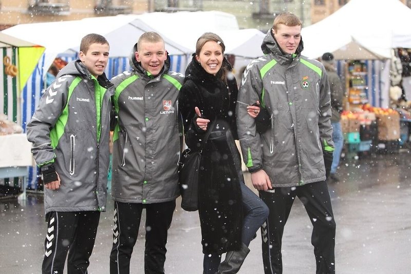 Vaida Grikšaitė-Česnaukienė su U-19 futbolo rinktinės žaidėjais