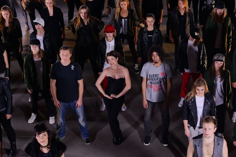 „Skamp“ dainos „Revolution“ choreografiniame klipe iš grupės narių šoko tik Erica Jennings