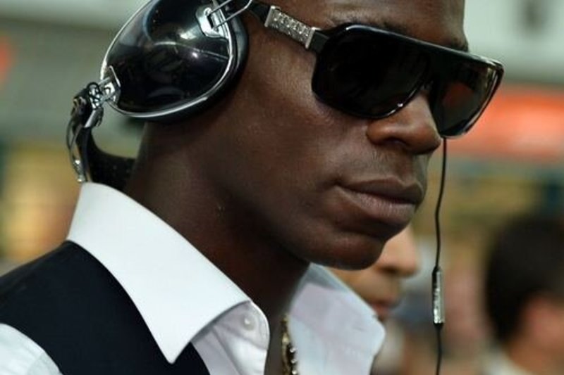 Apsipirkinėjančio Mario Balotelli gerbėjų antplūdis drabužių parduotuvę privertė užsidaryti