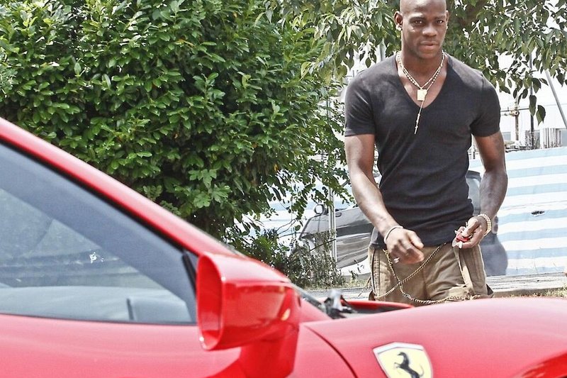 Spręsdamas tėvystės mįslę Mario Balotelli linksmybių neišsižada – šįkart futbolininkas atsipalaidavo Ibisoje