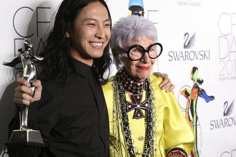 Mados ikona Iris Apfel pozuoja su Alexander Wang.