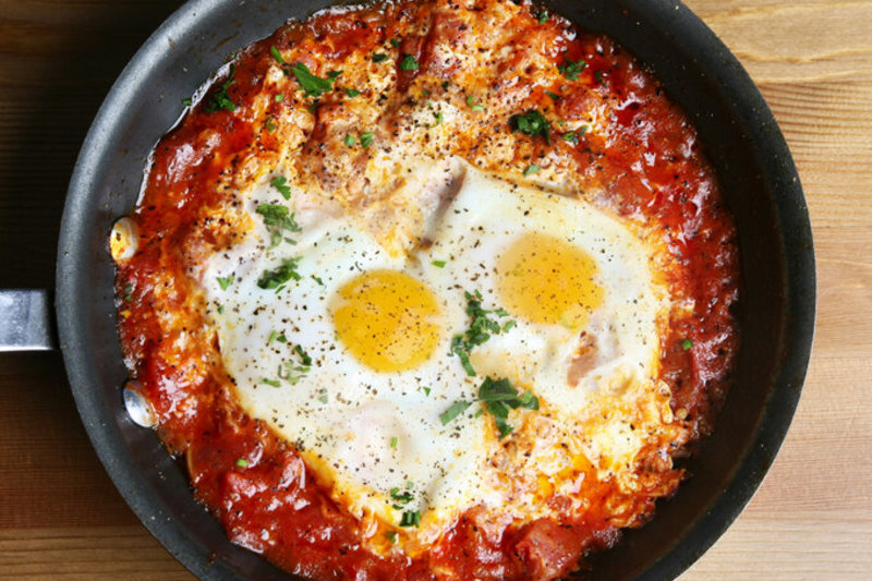 Shakshuka – pomidorų padaže kepti kiaušiniai