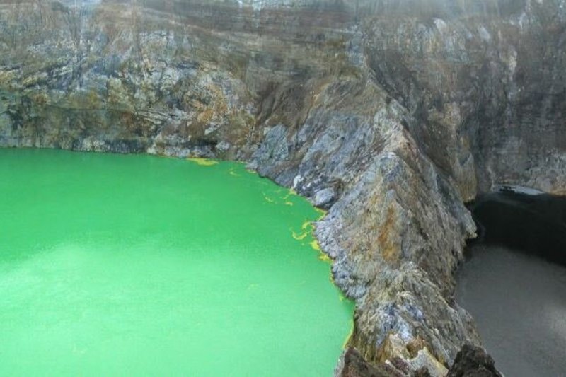 Ant Kelimutu ugnikalnio įsikūrę ežerai