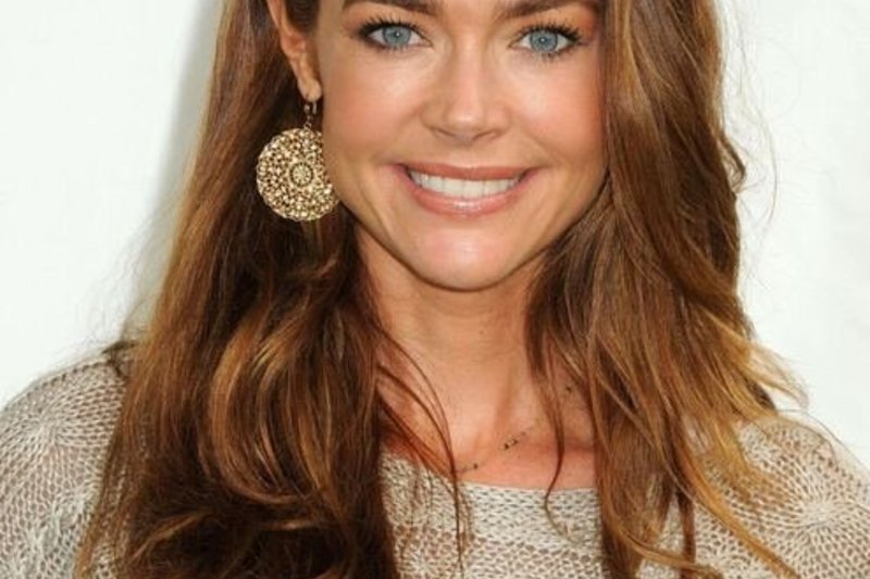 Aktorė Denise Richards priglaudė šunytį iš uragano nusiaubto rajono