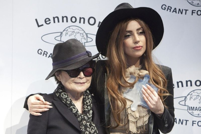 Aktyvistė Yoko Ono įteikė taikos apdovanojimą Lady Gagai