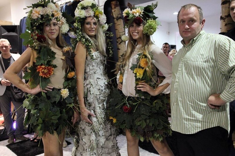 Floristas Modestas Vasiliauskas sukūrė rekordinę suknelę iš 10 tūkst. drebulės lapų