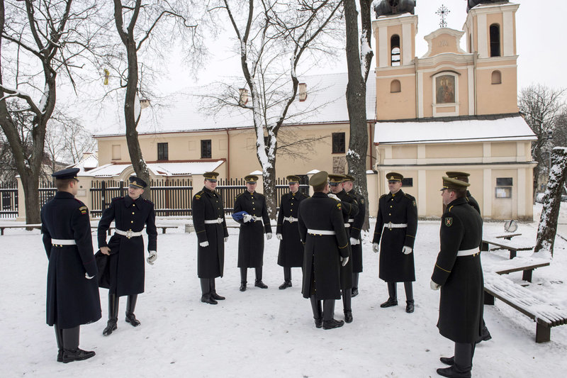 Tradicinės vėliavos pakėlimo ceremonijos akimirka