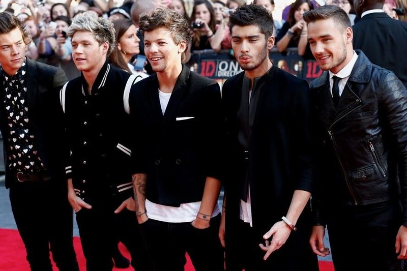 Tūkstantinė ekstazės apimtų gerbėjų minia susirinko į filmo apie grupę „One Direction“ premjerą Londone