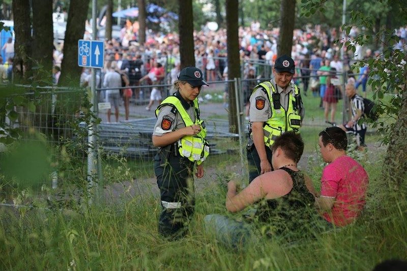 „Sel“ gerbėjai, parke priešais vasaros estradą