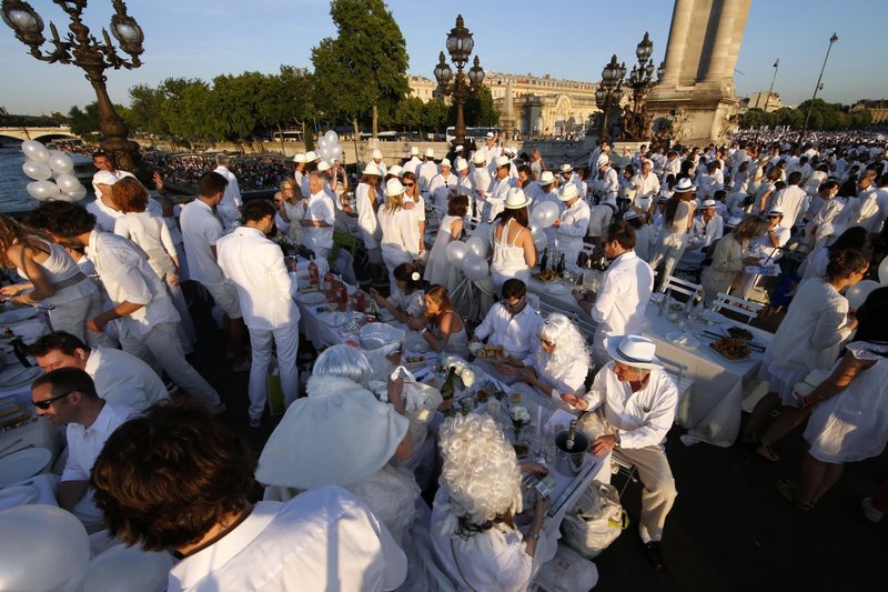 „Diner en Blanc“ – vakarienė baltai