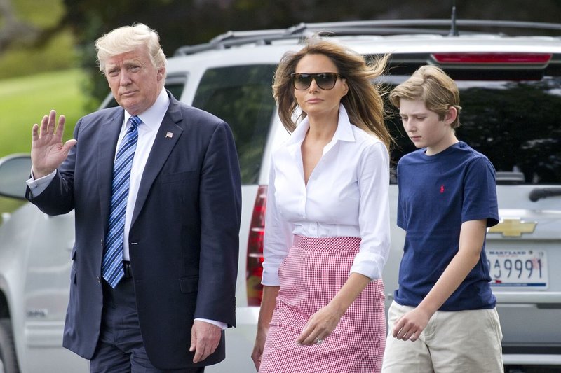 JAV prezidentas Donaldas Trumpas su žmona Melania ir sūnumi Barronu