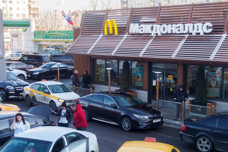 Mėsainis – kaip laisvo gyvenimo prisiminimas: iš šalies agresorės traukiasi ne tik mados, bet ir daugybė kitų bendrovių, antai „McDonald’s“ pranešė, kad Rusijoje laikinai uždarys visus 850 restoranų / Getty nuotrauka