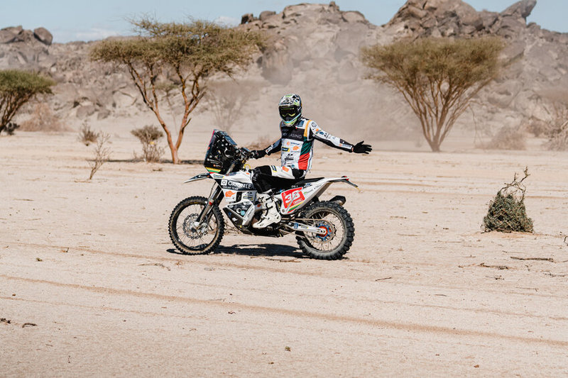 Arūnui motociklų sportas – aistra, gyvenimo būdas ir kol kas nieko keisti nenorėtų. „Buvo gyvenime etapų, kai dėl traumų teko sustoti. Tačiau pasveiksti, pailsi, atsigauni ir vėl nori važiuoti, – prisipažįsta. – O „Dakaras“ užburia magija, sunkumais, galimybe save išbandyti. Todėl pasąmonėje visada 