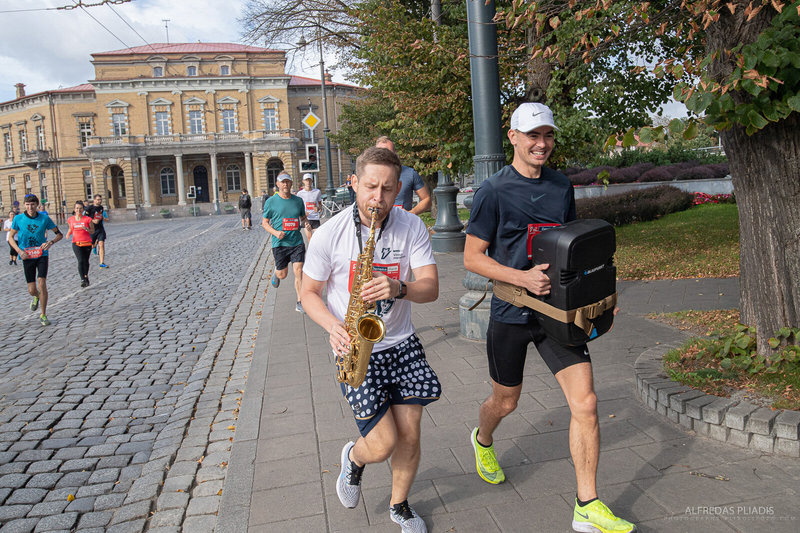 Įveikti pusmaratonį grojant saksofonu Žygimantui padėjo jo treneris, daugkartinis šalies čempionas, ultramaratonininkas Ruslanas Seitkalijevas – visą distanciją nešė aštuonis kilogramus sveriančią kolonėlę / Alfredo Pliadžio nuotrauka