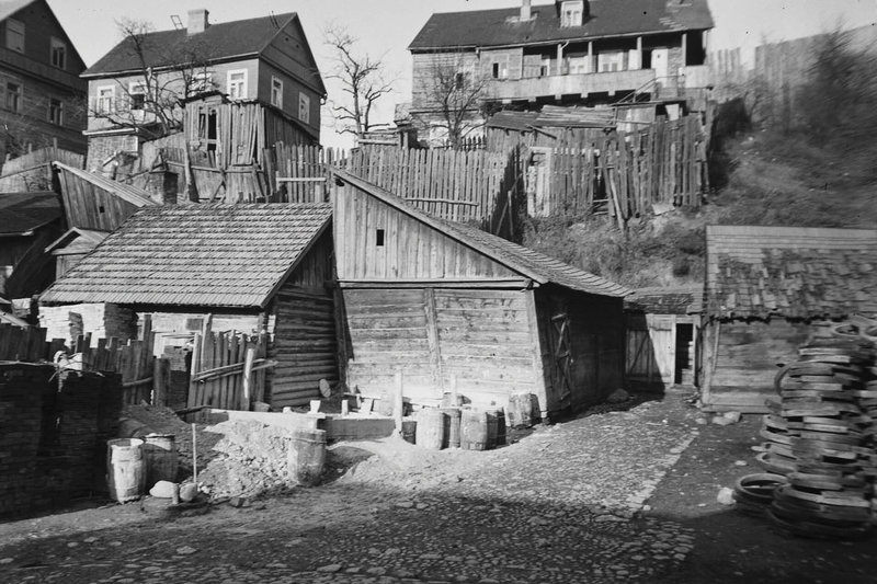 Dirbtuvės ir sandėliukai P. Lukšio (dabar Gertrūdos) gatvės kiemuose. Antrame plane – namai Malūnų (dabar A. Mackevičiaus) gatvėje. Kaunas, 1925–1930 metai / Lietuvos nacionalinio muziejaus (Antano Ingelevičiaus) nuotrauka