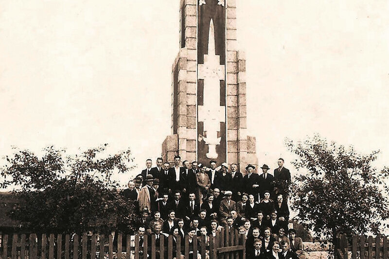 Aukščiausias Lietuvoje paminklas Vytautui Didžiajam, 1931-aisiais atidengtas Perlojoje, visais laikais traukdavo patriotiškai nusiteikusius lietuvius / Perlojos istorijos muziejaus nuotrauka