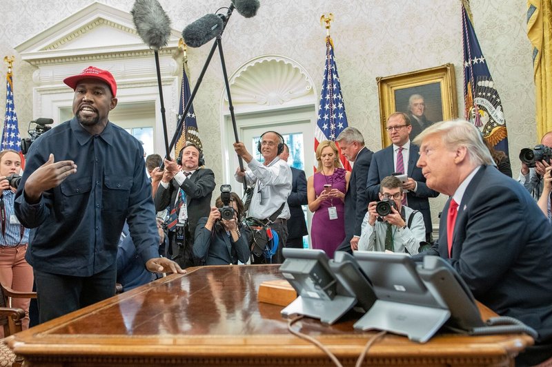 Kanye Westas buvo Donaldo Trumpo gerbėjas, nešiojo kepuraitę su rinkimų kampanijos šūkiu „Make America Great Again“, tačiau dabar nusprendė pats geriau susidorosiąs su misija grąžinti šaliai didybę / VIDA PRESS nuotrauka