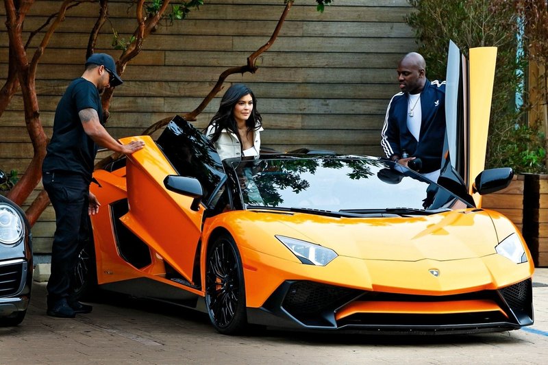 Brangūs automobiliai turtingai merginai: Kylie Jenner garaže puikuojasi ne tik šis „Lamborghini Aventador“, bet ir keletas ferarių, pagal specialų užsakymą patobulintų G klasės mersedesų bei daugiau nei tris milijonus JAV dolerių kainuojantis „Bugatti Veyron“ / VIDA PRESS nuotrauka