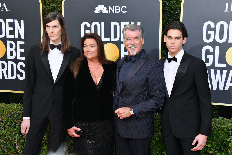 Dinastija: Pierce’as Brosnanas su žmona Keely Shaye Smith ir sūnumis Dylanu bei Pariu 2020-ųjų „Auksinių gaublių“ ceremonijoje / GETTY nuotrauka