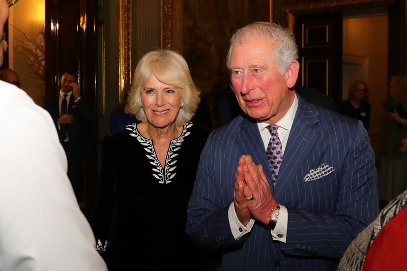 Velso princo Charleso neapsaugojo nė naujasis įprotis saugiai sveikintis – britų sosto įpėdiniui buvo nustatytas koronavirusas. Nuotraukoje – su hercogiene Camilla / SCANPIX nuotrauka