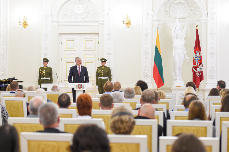 Prezidentas Valstybės dienos proga įteikia valstybės apdovanojimus / Roberto Dačkaus nuotr.