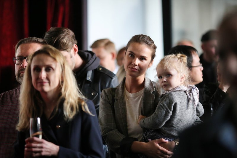 Žymūs žmonės turėjo galimybę tapti unikalaus meno dalimi/Organizatorių nuotr.