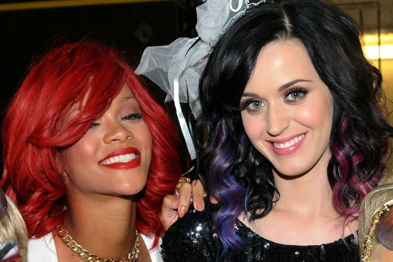 Su Rihanna uždainuosianti Katy Perry nori pranokti Shakiros ir Beyonce duetą