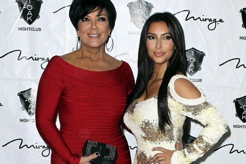 Kardashian seserų motina Kris Jenner paviešino jaunystės nuotrauką, kurioje ji nėščia ir nuoga