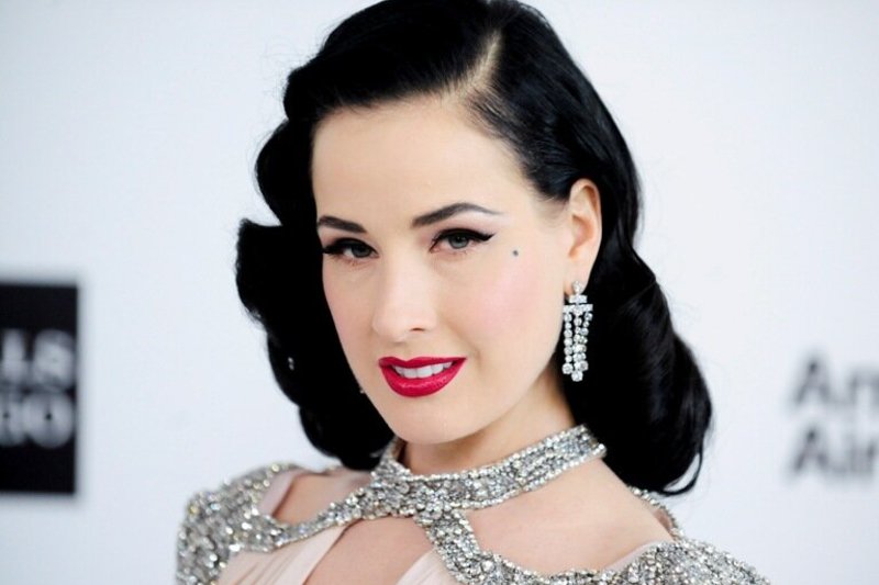 Dita Von Teese Melburne demonstravo pačios kurtus nėriniuotus ir perregimus apatinius