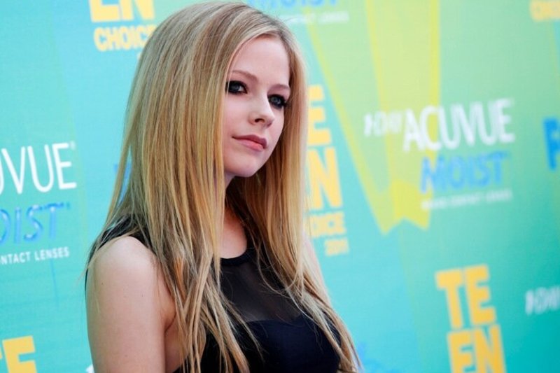 Avril Lavigne plikai nusiskuto pusę galvos