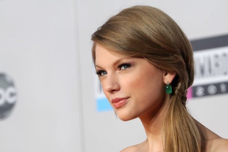 „Vogue“ viršelį papuošusi dainininkė Taylor Swift prabilo apie sudaužytą širdį