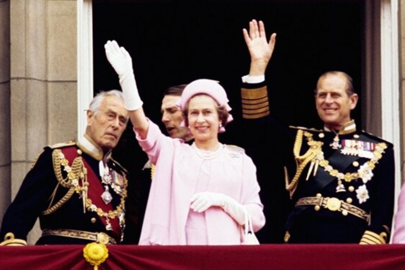 Didžiosios Britanijos karalienė Elizabeth II su Edinburgo hercogu Philipu (1977 m.)