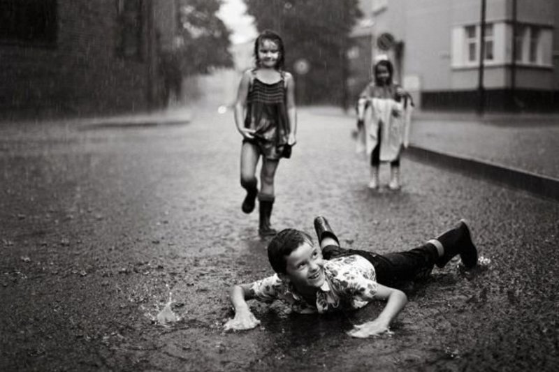 Ši fotografija, kurioje matyti ir abu pačios autorės vaikai, pavadinta „Summer Showers“ vardu. Darbas pripažintas geriausiu portreto kategorijoje, o paskui pelnė ir pagrindinį prizą už geriausią fotografiją.  