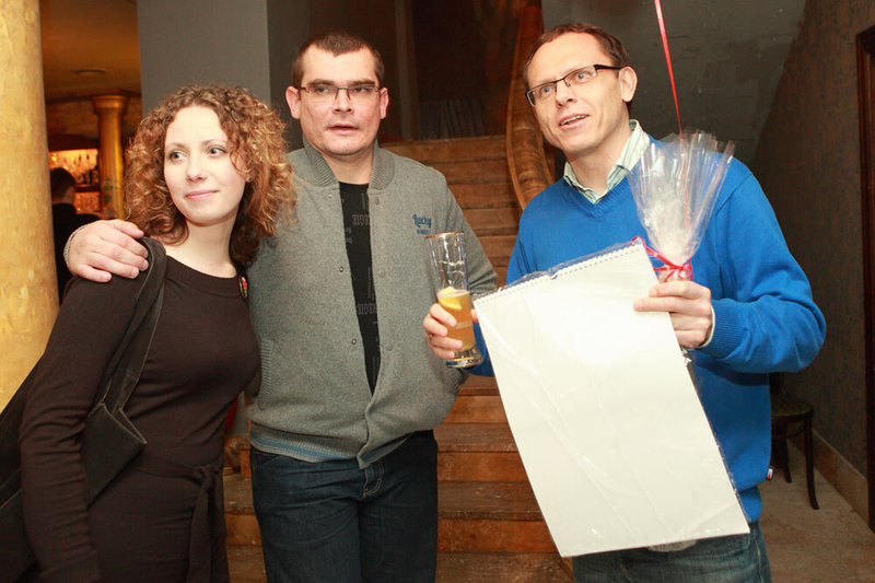 Emilis Vėlyvis (centre) su drauge Barbora