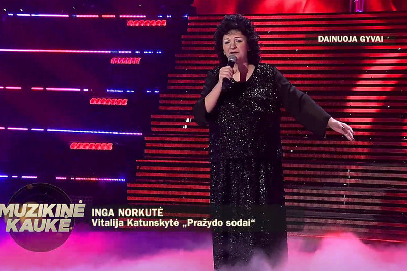 Inga Norkutė šou „Muzikinė kaukė“ įkūnija Vitaliją Katunskytę / Stop kadras