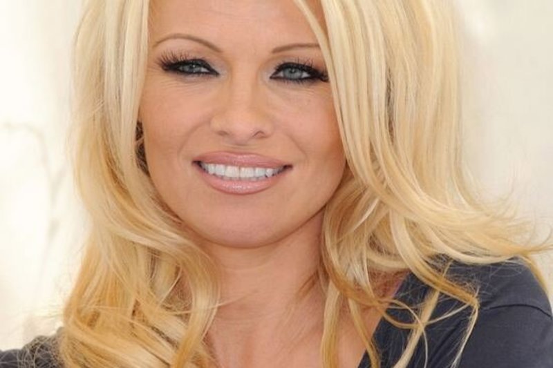 45-erių Pamela Anderson naujoje fotosesijoje pademonstravo vis dar „Playboy“ viršelio vertą figūrą