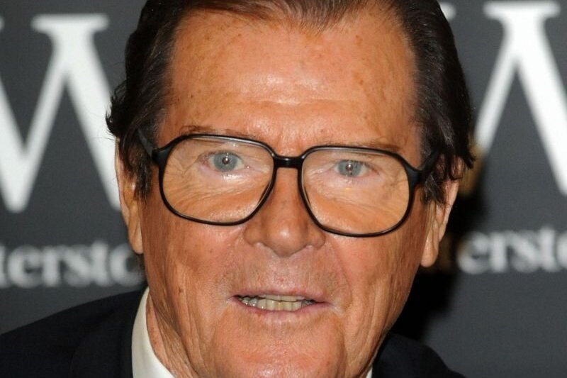 Rogeris Moore'as įrašė dainą Džeimso Bondo 50-mečio proga