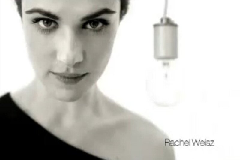 Didžiojoje Britanijoje uždrausta kosmetikos produktų reklama, kurioje filmavosi Rachel Weisz 