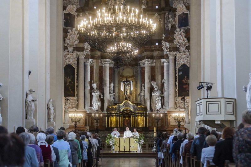  Šv. Jonų bažnyčioje kun. Antanas Saulaitis SJ aukojo mišias.