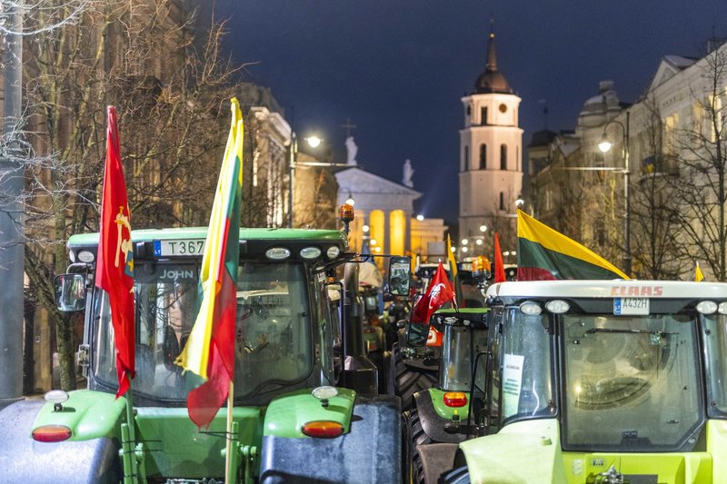 Ūkininkų protesto išvakarėse Gedimino prospekte išrikiuota žemės ūkio technika