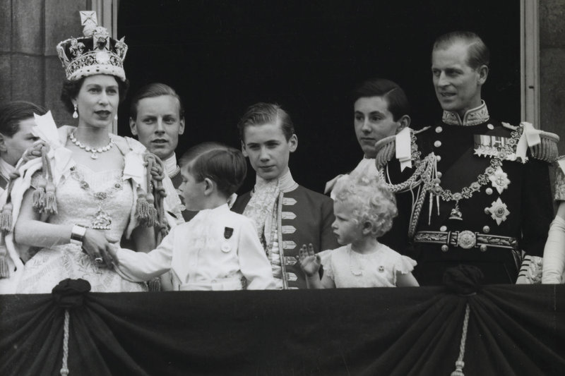 Karalienė Elizabeth II Bakingamo rūmų balkone, po ką tik įvykusios jos karūnacijos 1953 metų birželio 2 d. 