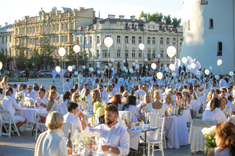 „Le Dîner en Blanc“ – Baltosios vakarienės akimirka