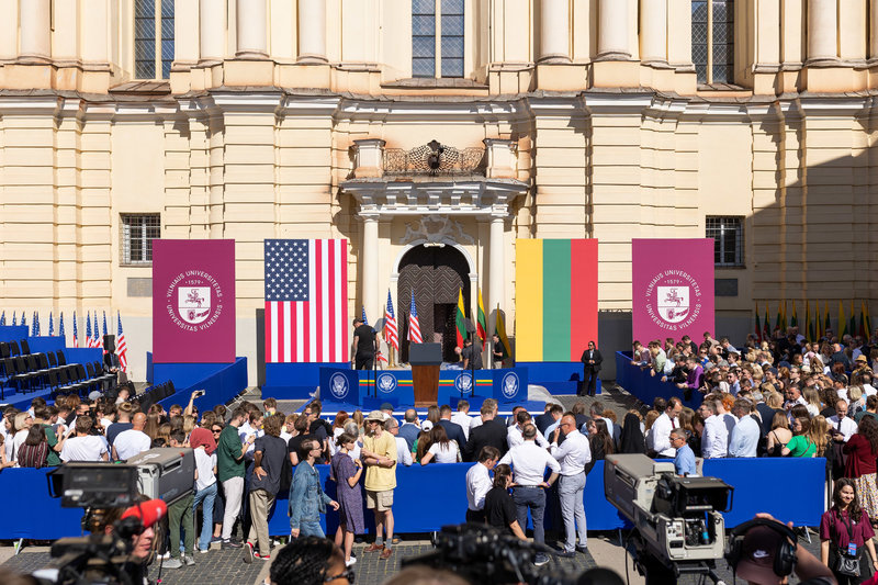 Susirinkusi minia žmonių laukia Joe Bideno kalbos