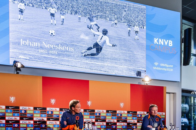 Johanas Neeskensas buvo Nyderlandų futbolo legenda. Apie jį kalbėjo ir rinktinės treneris Ronaldas Koemanas.