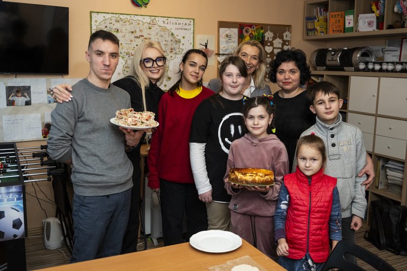 „Gelbėkit vaikus“ herojus Robertas ir Ugnė Siparė vaikų dienos centre