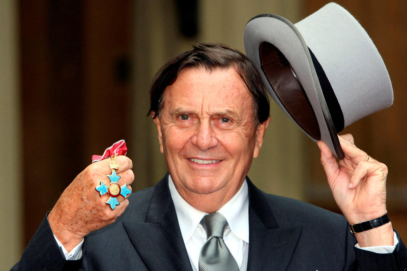 Mirė australų komikas Barry Humphriesas